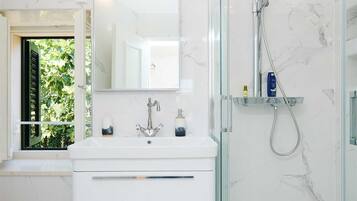 Regadera, secadora de cabello, toallas