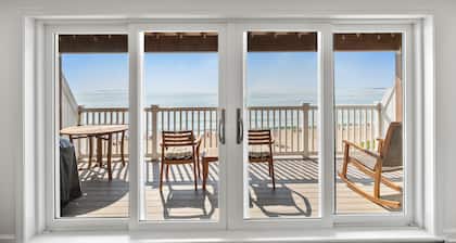 Ocean Front Penthouse suite, Luxurious 2-bedroom,1350 sqft,2 decks, A++ location