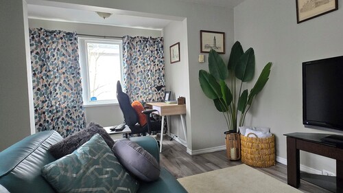 Bright, central location. Walking to all amenities. 