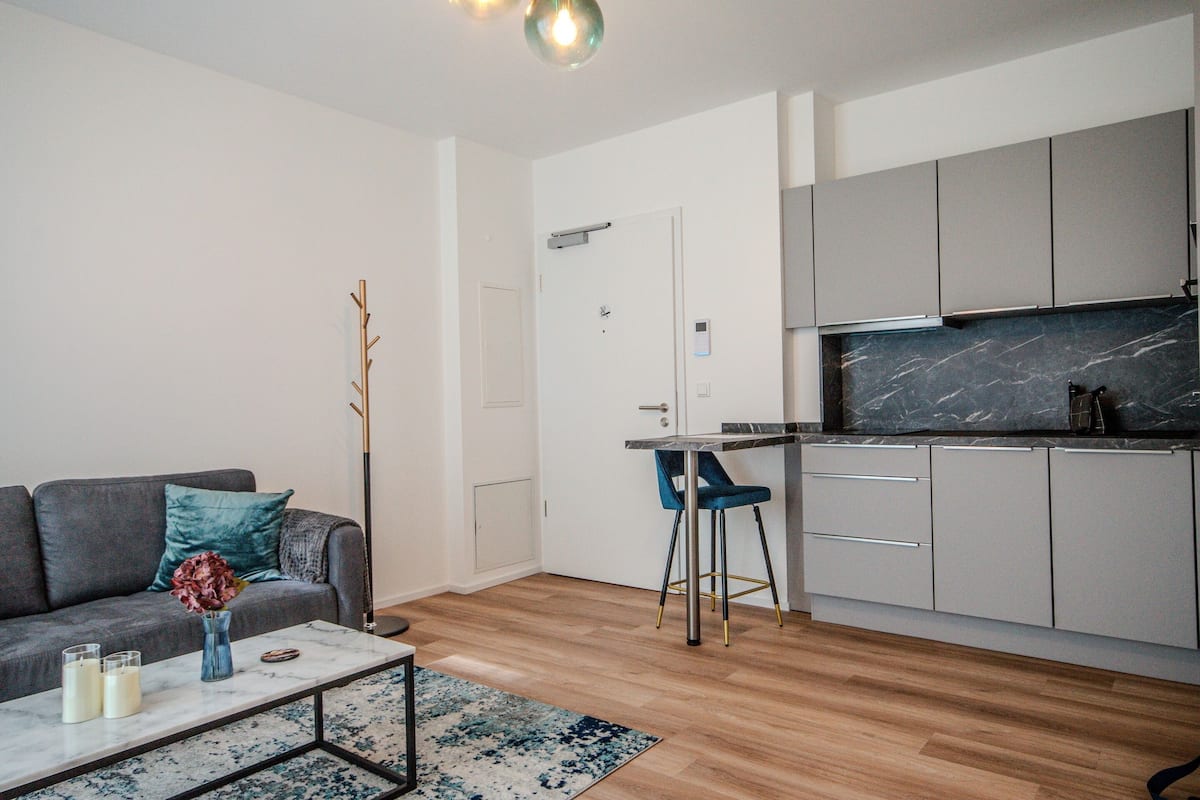 Un appartement moderne comprenant un salon, un coin repas et une cuisine.