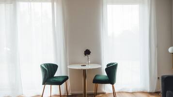 Superior-Apartment, barrierefrei, eigenes Bad (Suite) | Speisen