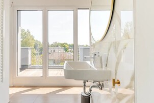 Artículos de tocador gratuitos, secador de pelo, toallas