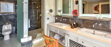 Boblebad, hårføner, håndklær og såpe