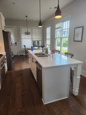 Private kitchen - Charming 2-bedroom house in Serenbe with AC, WiFi (Palmetto)