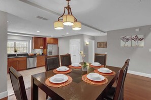 Dining - Beautiful 4Br Townhome in Orlando - Near Disney (Orlando)