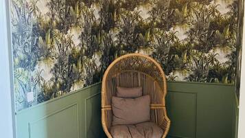 Comfort-Apartment | Wohnbereich | 55-Zoll-Smart-TV mit Premium-TV-Sendern