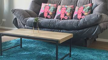 Comfort-Apartment | Wohnbereich | 55-Zoll-Smart-TV mit Premium-TV-Sendern