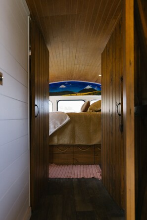 1 bedroom, WiFi, bed sheets - Route 6 Campground presents: Tiny home | One bedroom Schoolbus (Gaines)