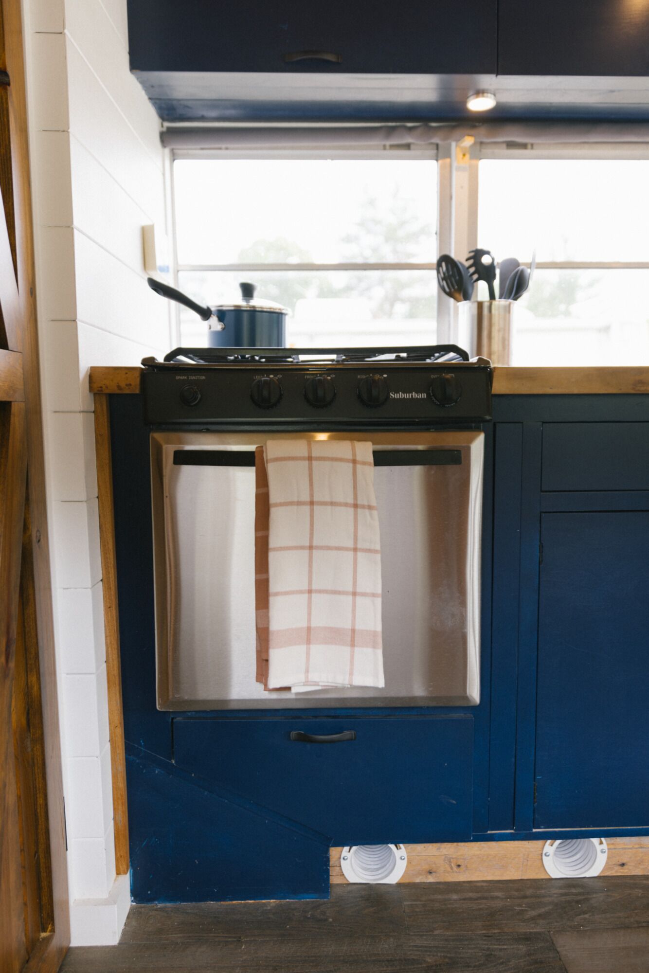 Een koelkast, een magnetron, een koffiezetapparaat/waterkoker