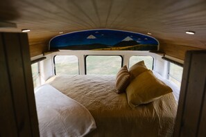 1 bedroom, WiFi, bed sheets - Route 6 Campground presents: Tiny home | One bedroom Schoolbus (Gaines)