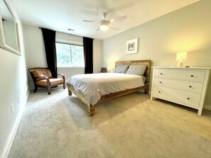 4 soverom, skrivebord, strykejern/-brett og reiseseng for barn