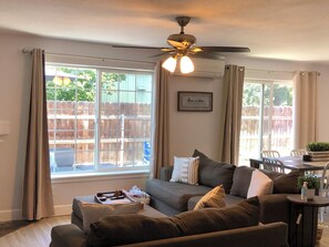 TV connectée, cheminée, livres