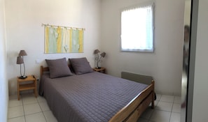 2 quartos, ferros/tábuas de passar roupa