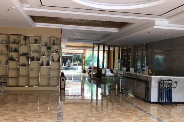 Lobby lounge