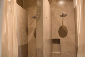 Haartrockner, Bidet, Handtücher, Seife