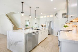 Fridge, microwave, oven, stovetop - Large 7Bdrm-GameRm-Putting Green-Bocce-Pool/Spa (Coachella)