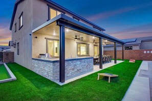 Outdoor dining - Large 7Bdrm-GameRm-Putting Green-Bocce-Pool/Spa (Coachella)