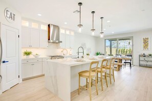 Fridge, microwave, oven, stovetop - Large 7Bdrm-GameRm-Putting Green-Bocce-Pool/Spa (Coachella)