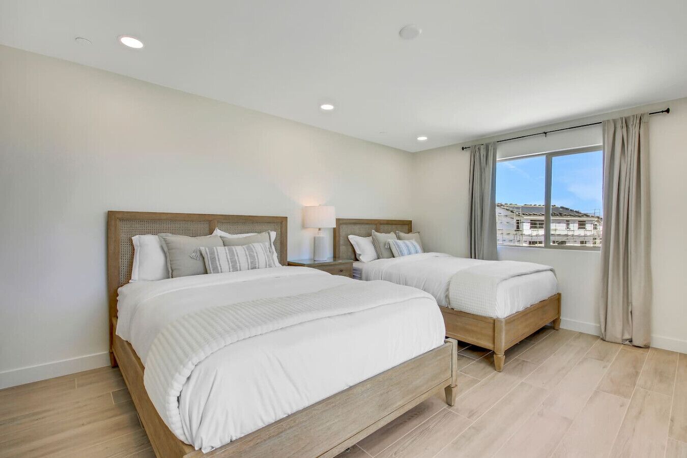 7 bedrooms, desk, iron/ironing board, travel cot