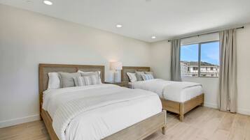 7 bedrooms, desk, iron/ironing board, travel cot