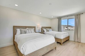 7 chambres, bureau, fer et planche à repasser, lit parapluie