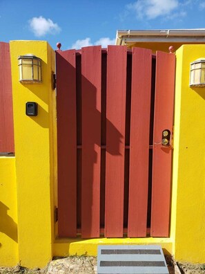 Unclassified image, 4 of 25, button