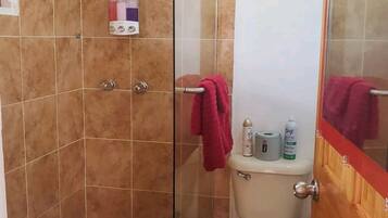 Douche, serviettes fournies, savon, shampoing