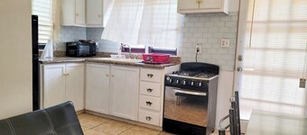 Genesis Suites Apt 1, Cozy 1-bedroom apartment in peaceful Valley with AC, WiFi