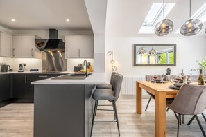 Lava-louças, cafeteira/chaleira, cadeirão de bebê