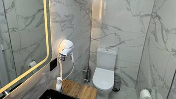 Deluxe-studiosuite - byudsigt | Badeværelse | Kombination af bruser/badekar, hårtørrer, håndklæder, Sæbe