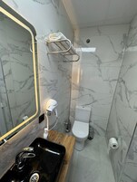 Bañera con ducha, secador de pelo, toallas, jabón