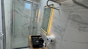 Deluxe Studio Suite, City View | Bathroom - Gökçe Pension (Bartin)