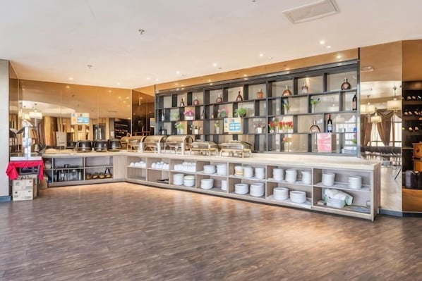 Un intérieur moderne avec un comptoir central, des étagères remplies d’objets et un plancher en bois.