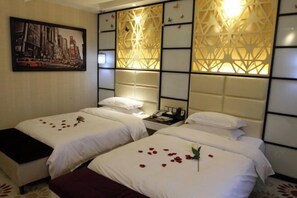 Habitación de hotel con dos camas, una mesita de noche y un panel decorativo en la pared.