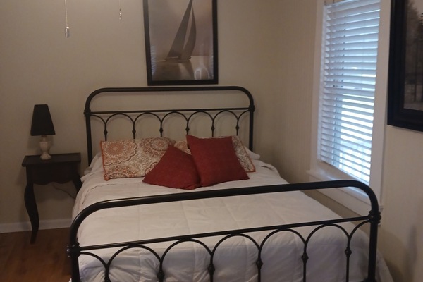 3 quartos, escrivaninha, ferros/tábuas de passar roupa