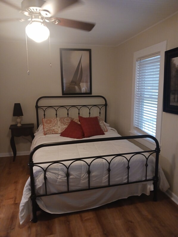 3 bedrooms, desk, iron/ironing board, free WiFi