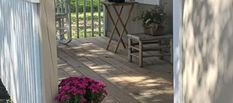 Recently updated cottage minutes from beach, pet friendly, large yard wifi, ac