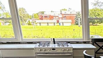 Een koelkast, een microgolfoven, een oven, een kookplaat