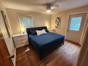 5 bedrooms, iron/ironing board, WiFi, bed sheets