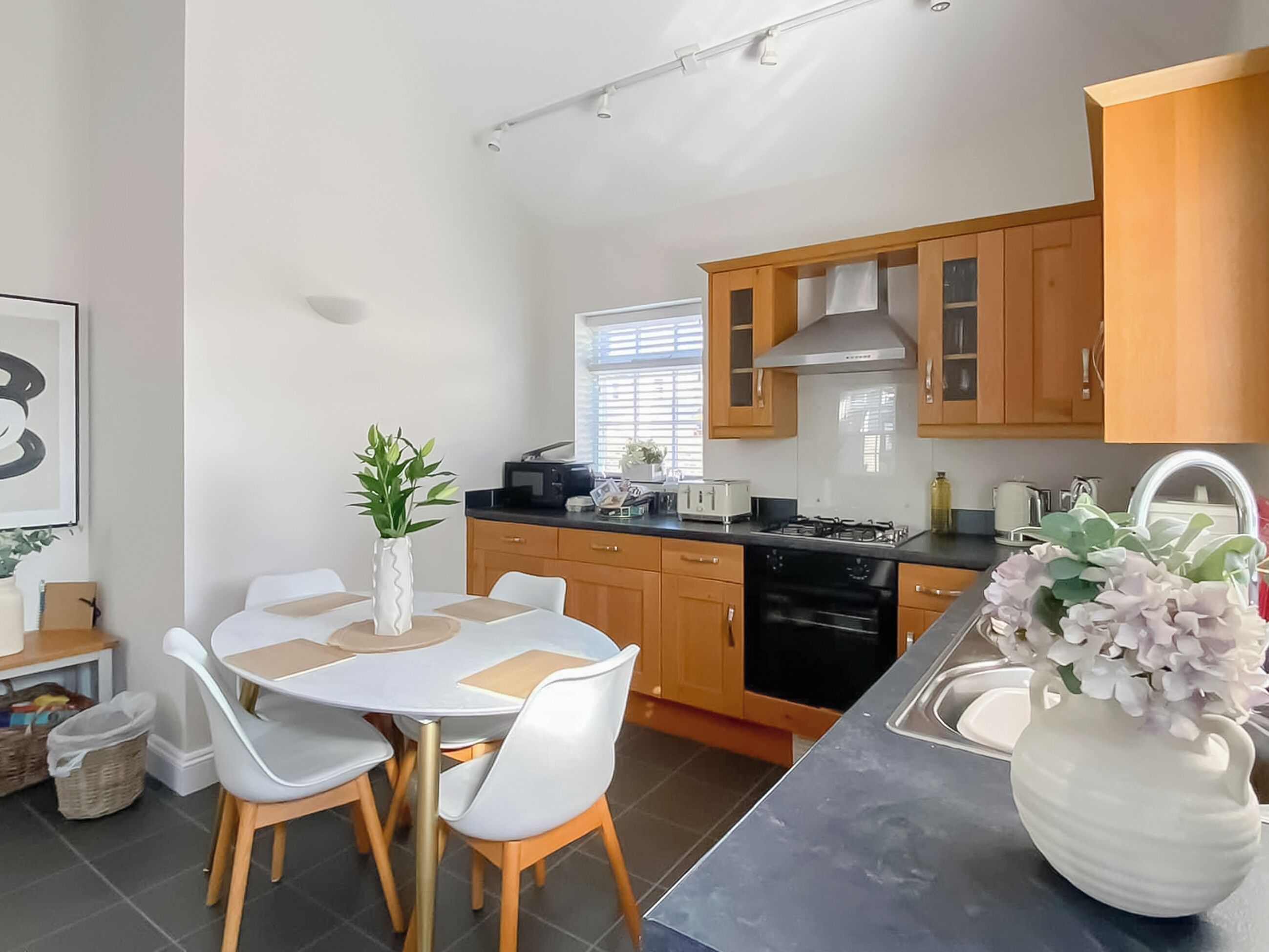 Een vaatwasser, een kinderstoel