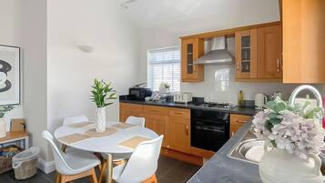 Een vaatwasser, een kinderstoel