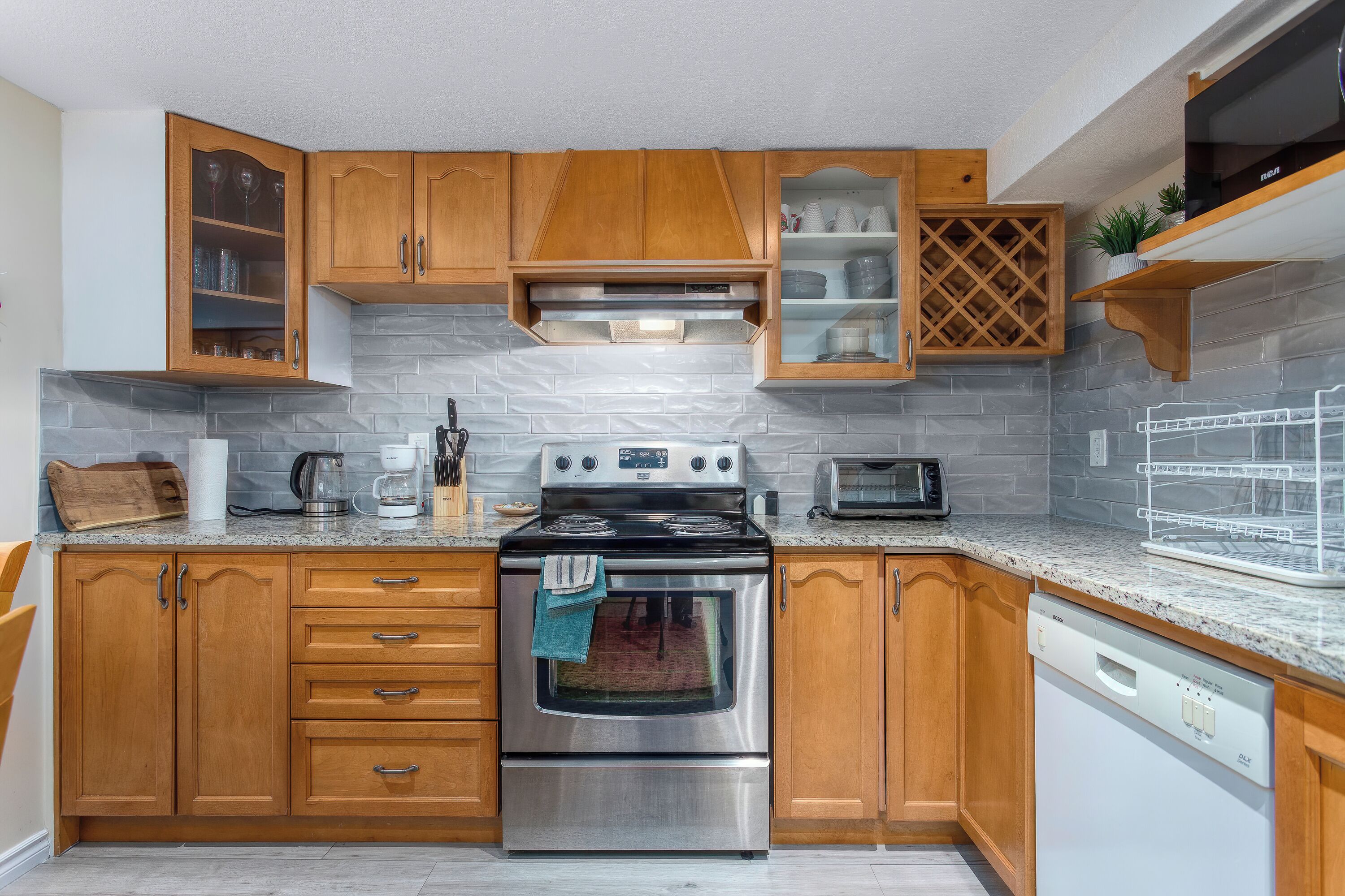 Réfrigérateur, micro-ondes, four, plaque de cuisson