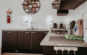 Réfrigérateur, plaque de cuisson, lave-vaisselle, cafetière/bouilloire