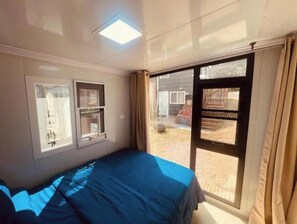 1 bedroom, free WiFi, bed sheets - Tiny Oasis with all the amenities! (Edmonds)