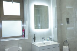 Toalhas de banho, sabonete, papel higiênico