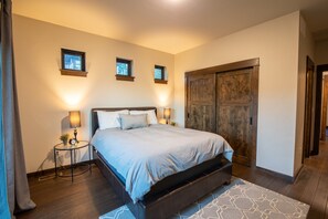 4 bedrooms, iron/ironing board, travel crib, free WiFi - Spa/Arcade/Amazing View/Modern/Spring Specials! (Lead)