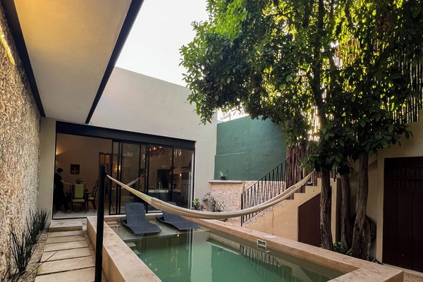 Una piscina al aire libre