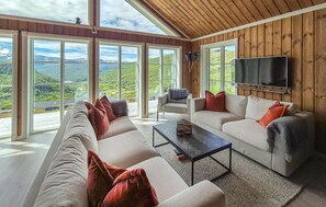 Smart TV, fireplace - Awesome home in Norheimsund with WiFi (Norheimsund)
