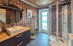 Shower - Awesome home in Norheimsund with WiFi (Norheimsund)