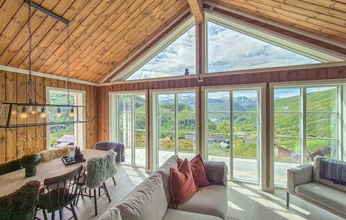 Awesome home in Norheimsund with WiFi